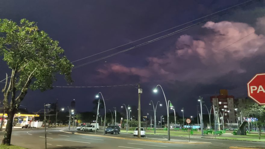 “Preteou o olho da gateada”: Nuvens indicam chegada de temporal a Cascavel