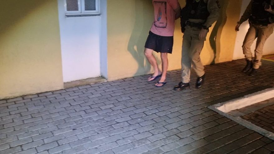 Casal com quatro filhos briga no sábado à noite e ameaça vai parar na Delegacia