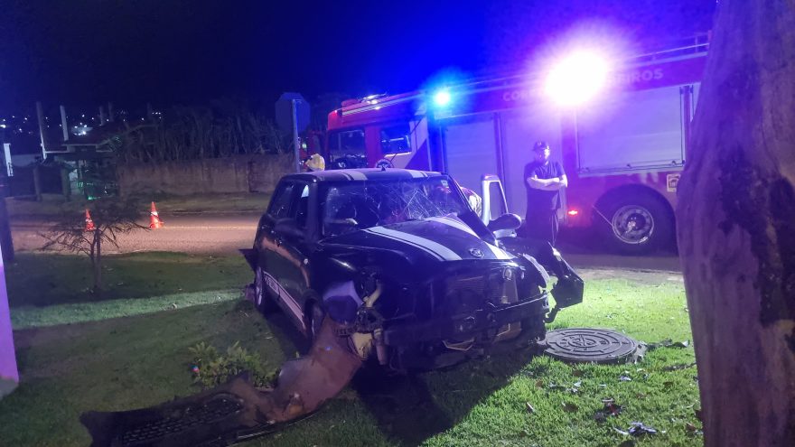 MINI Cooper fica destruído após condutora saltar quebra-molas e bater contra árvore
