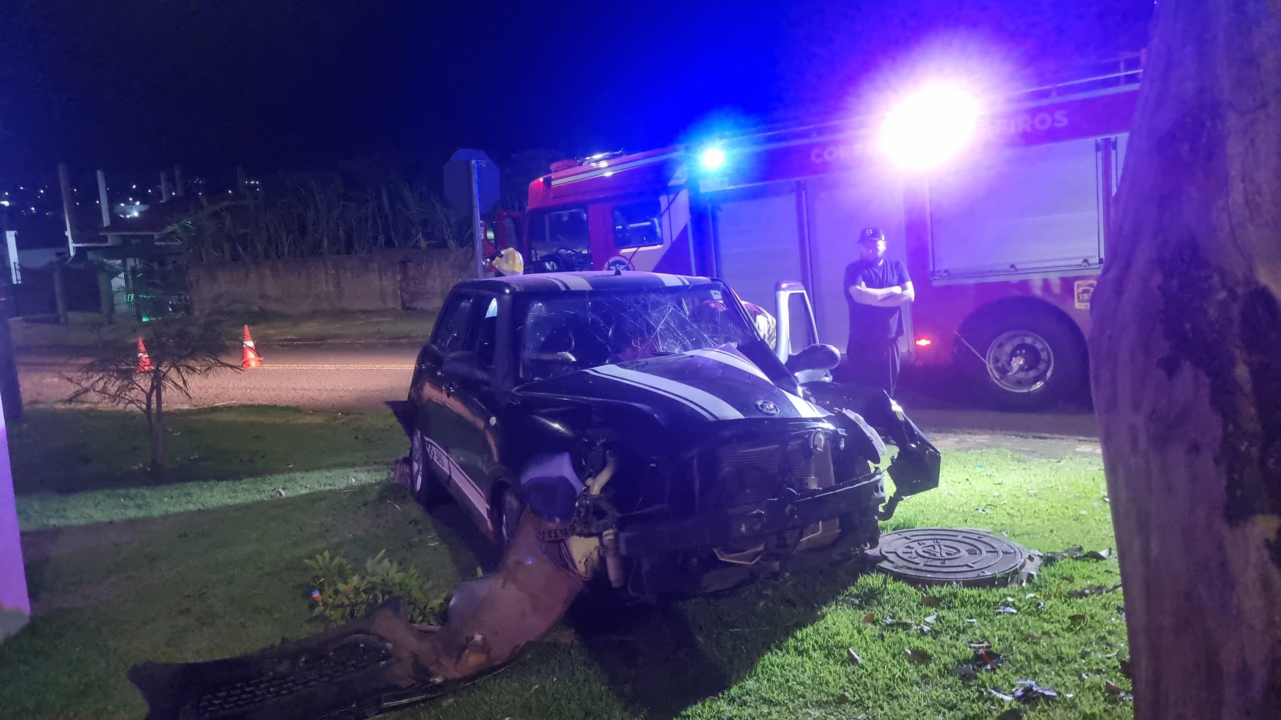 MINI Cooper fica destruído após condutora saltar quebra-molas e bater contra árvore