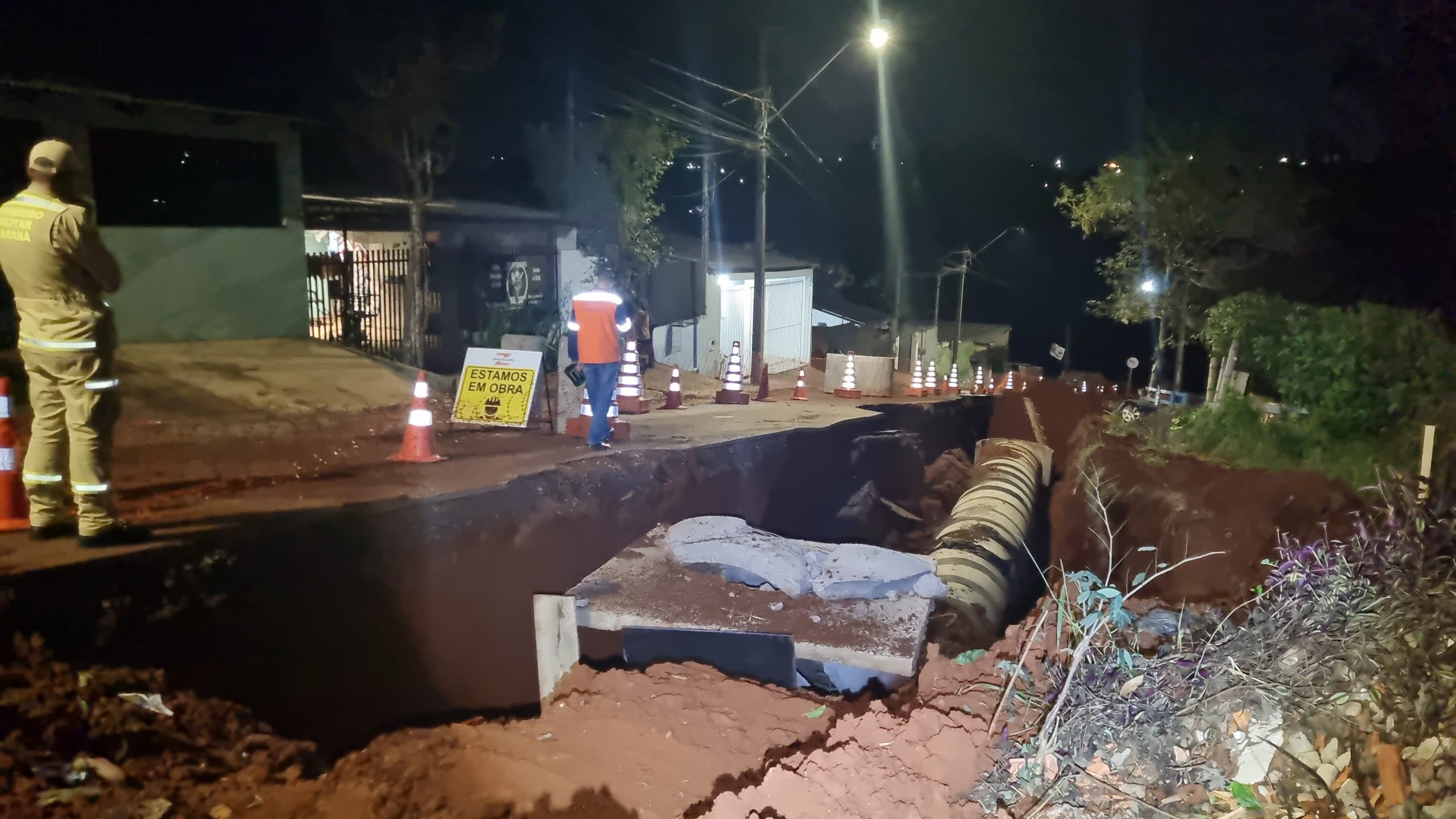 Asfalto desmorona no Bairro Morumbi e assusta moradores: ‘Daqui a pouco chega no portão’