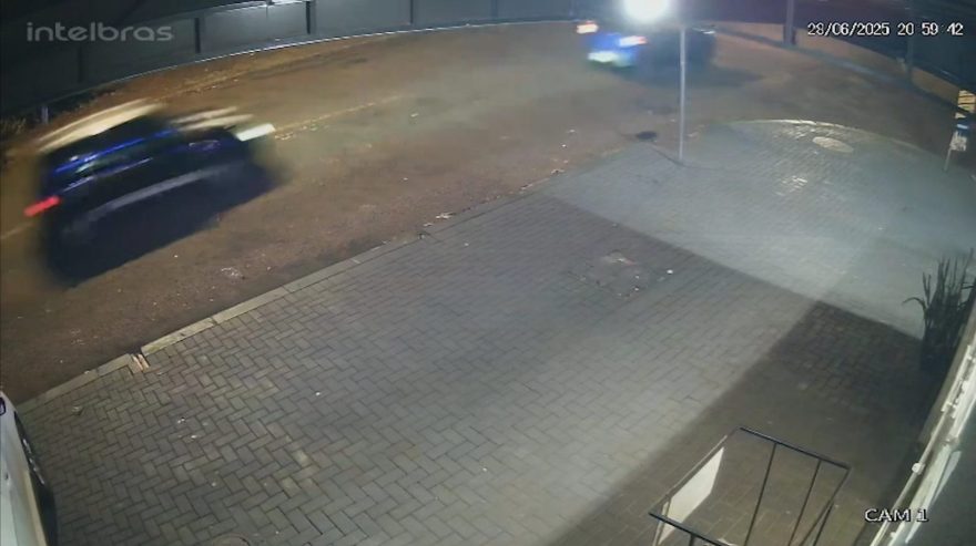 Vídeo mostra MINI Cooper ‘perseguindo’ veículo antes de forte colisão com árvore no Alto Alegre