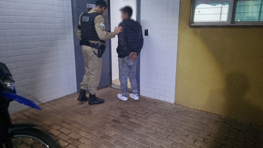 Homem é detido com porções de maconha e munições de calibre .38