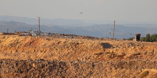 Após interdição, ato pede fechamento de lixão perto de Brasília Imagem referente a Após interdição, ato pede fechamento de lixão perto de Brasília