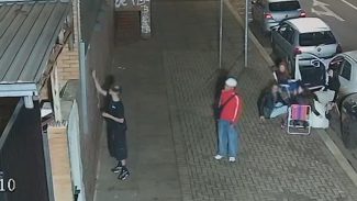 Flagrados na arte do “crime”: câmera registra dupla pichando muro e ainda fotografando a obra em Cascavel
