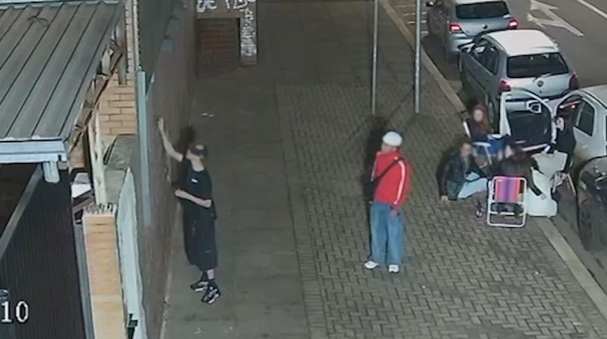 Flagrados na arte do “crime”: câmera registra dupla pichando muro e ainda fotografando a obra em Cascavel