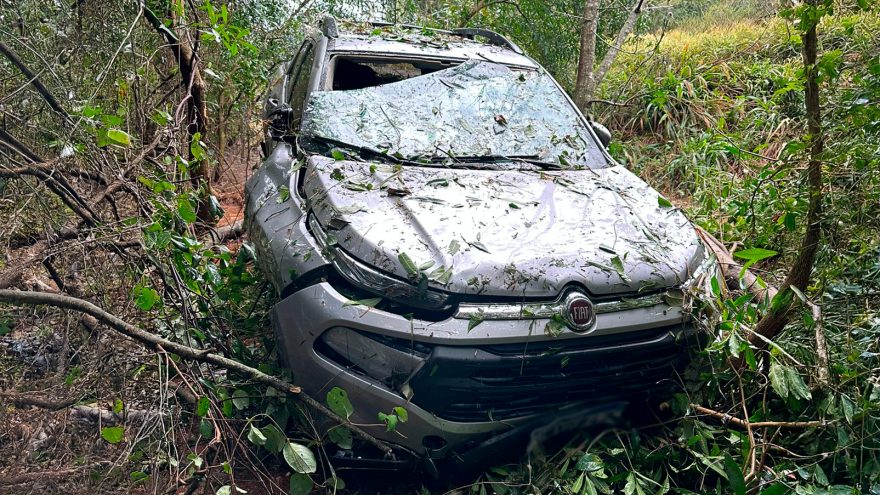 Mulher é socorrida pelo Siate após acidente na PR-180, em Cascavel