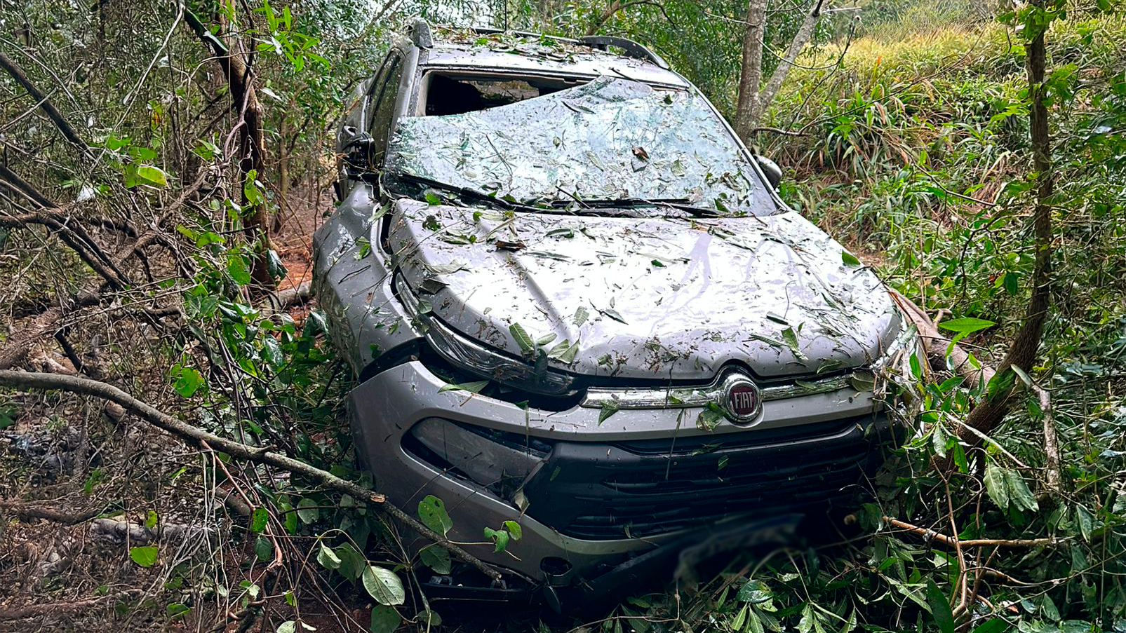 Mulher é socorrida pelo Siate após acidente na PR-180, em Cascavel