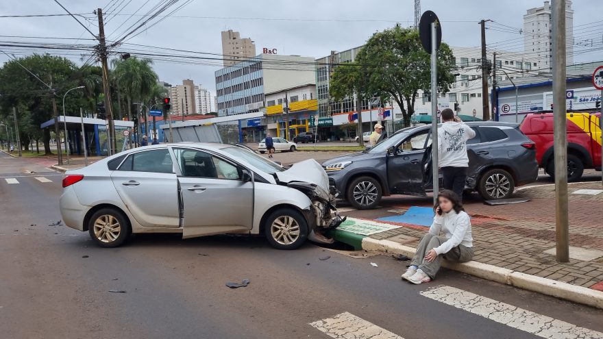 Mulher é socorrida pelo Siate após acidente na Avenida Brasil