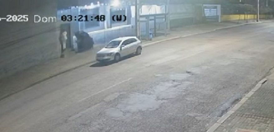 Câmeras flagram ato de vandalismo na Rua Domiciliano Theobaldo Bresolin