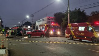 Grave acidente envolvendo quatro veículos mobiliza várias equipes de socorro na Rua Jorge Lacerda Grave acidente envolvendo quatro veículos mobiliza várias equipes de socorro na Rua Jorge Lacerda