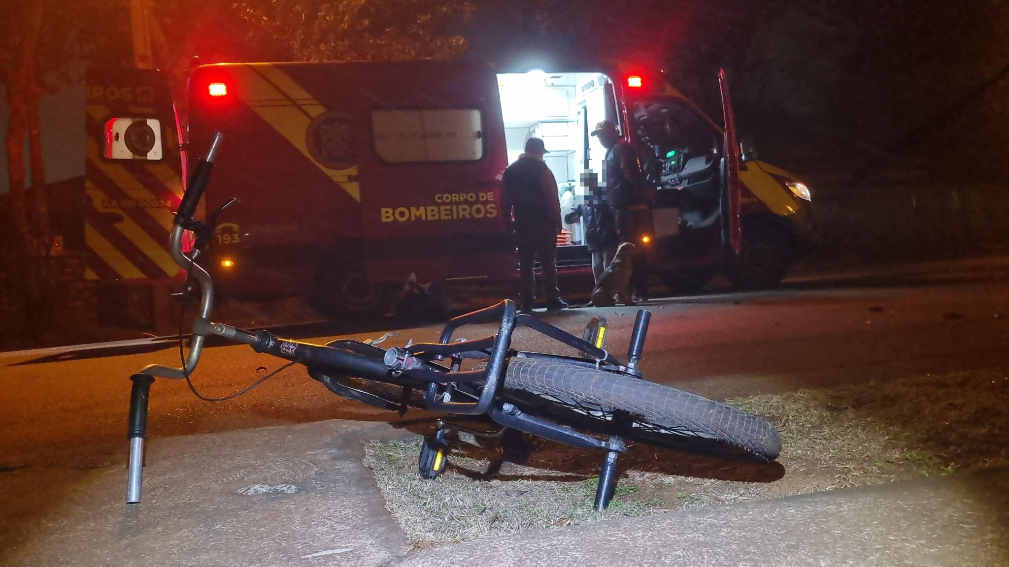 Ciclista fica ferido em acidente de trânsito na Rua Suíça
