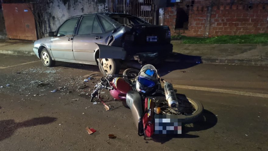Motociclista fica em estado grave ao colidir contra carro estacionado na Rua Ipanema