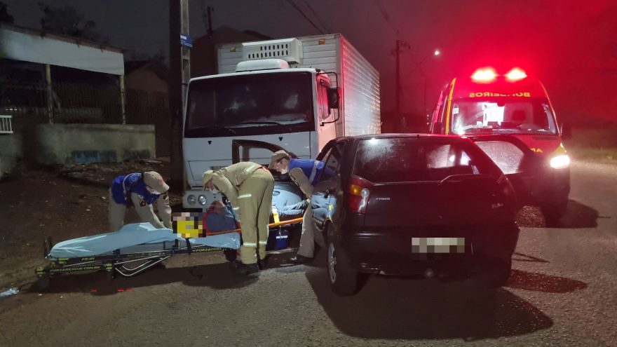 Mais um grave acidente no Periolo: Palio bate contra caminhão estacionado