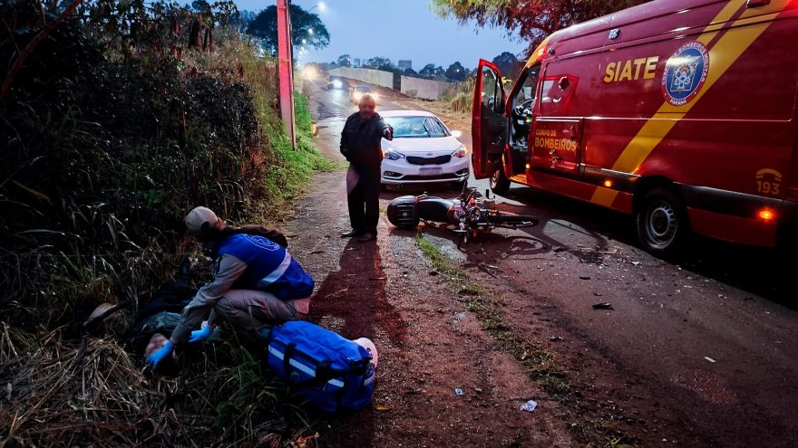 Motociclista fica ferido após bater em Passat parado na pista