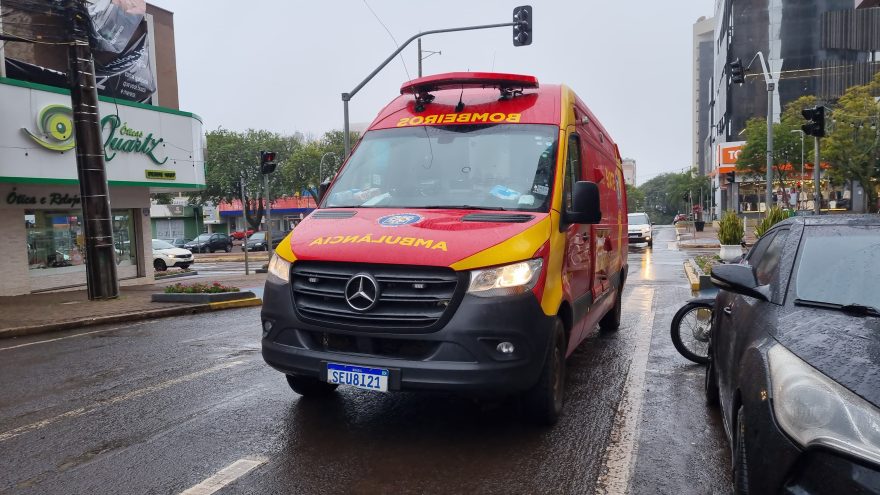 Com bicicleta elétrica, mulher fica ferida em acidente na Avenida Brasil