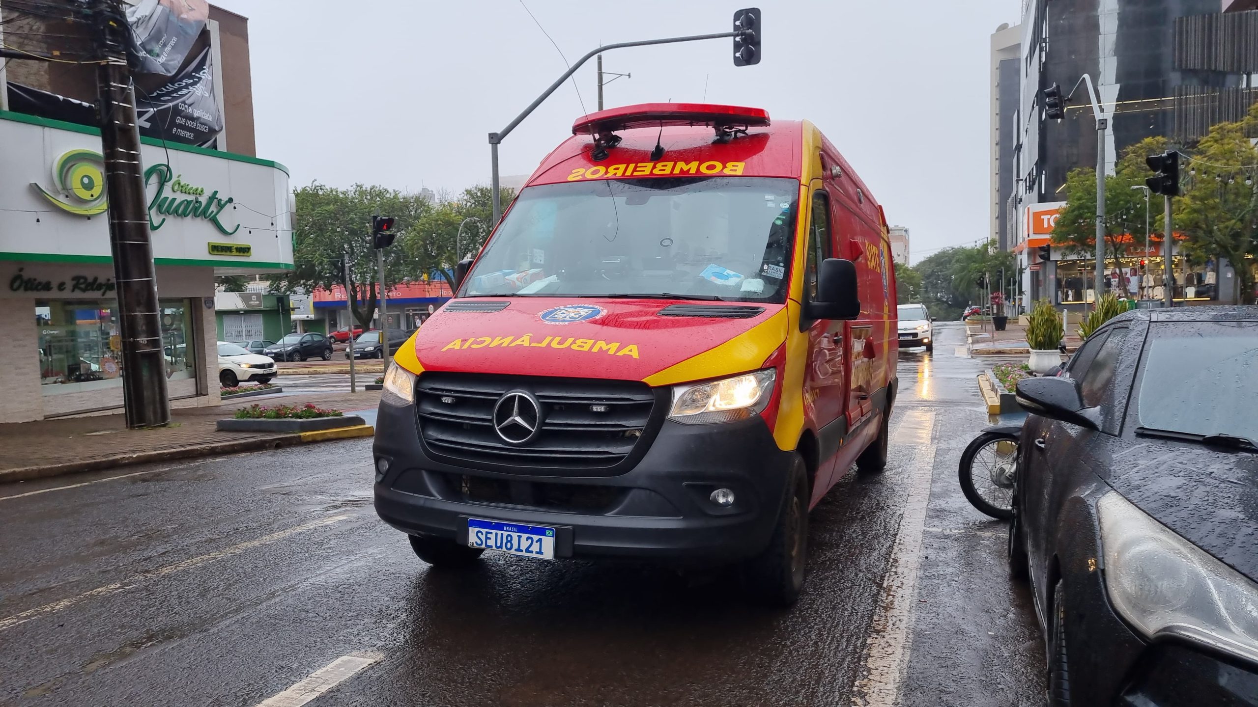 Com bicicleta elétrica, mulher fica ferida em acidente na Avenida Brasil