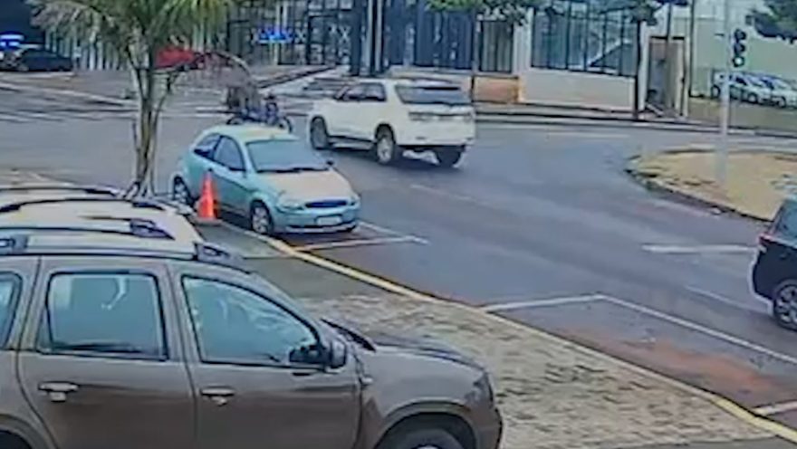 Câmera flagra sinal aberto durante colisão entre SW4 e moto no Centro de Cascavel