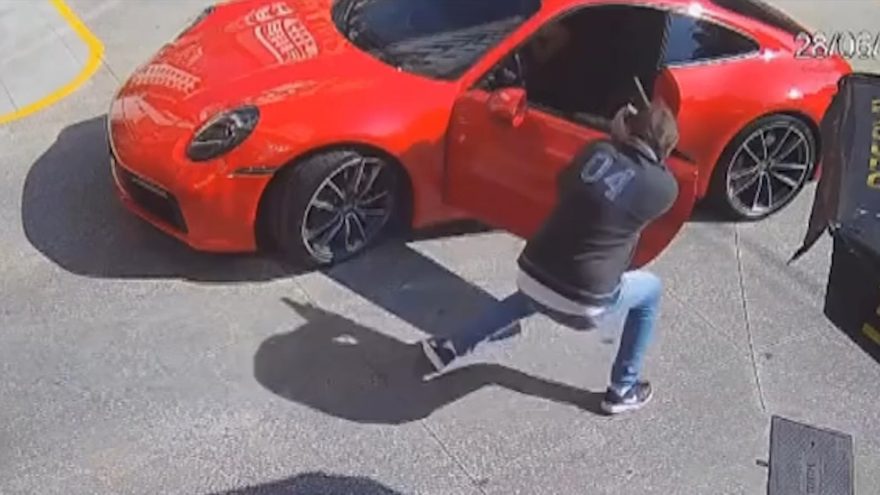 Dono de Porsche reage a assalto e troca tiros com criminosos