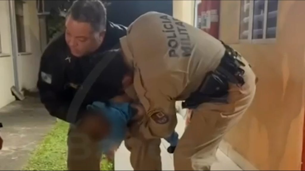 Vídeo: PMs salvam bebê engasgado e quase sem vida após pais invadirem batalhão em desespero