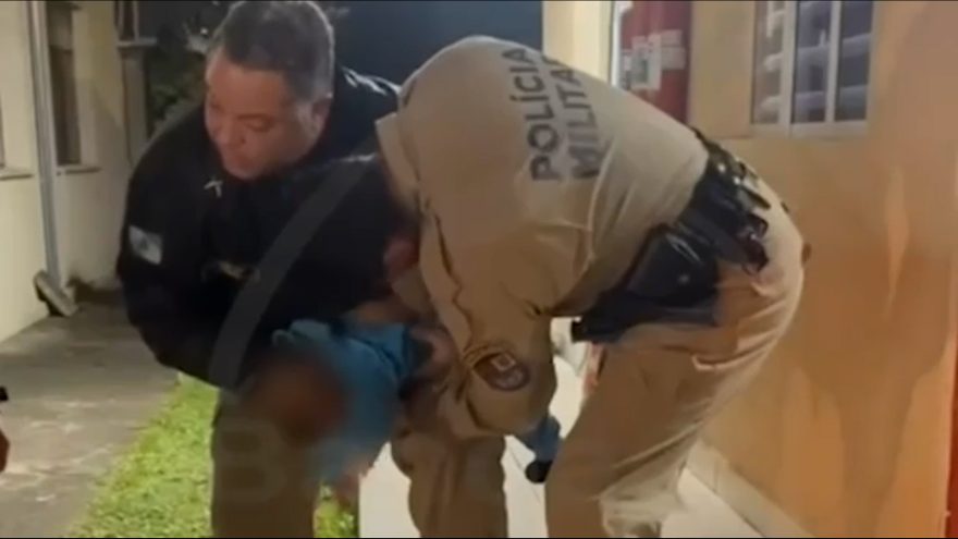 Vídeo: PMs salvam bebê engasgado e quase sem vida após pais invadirem batalhão em desespero