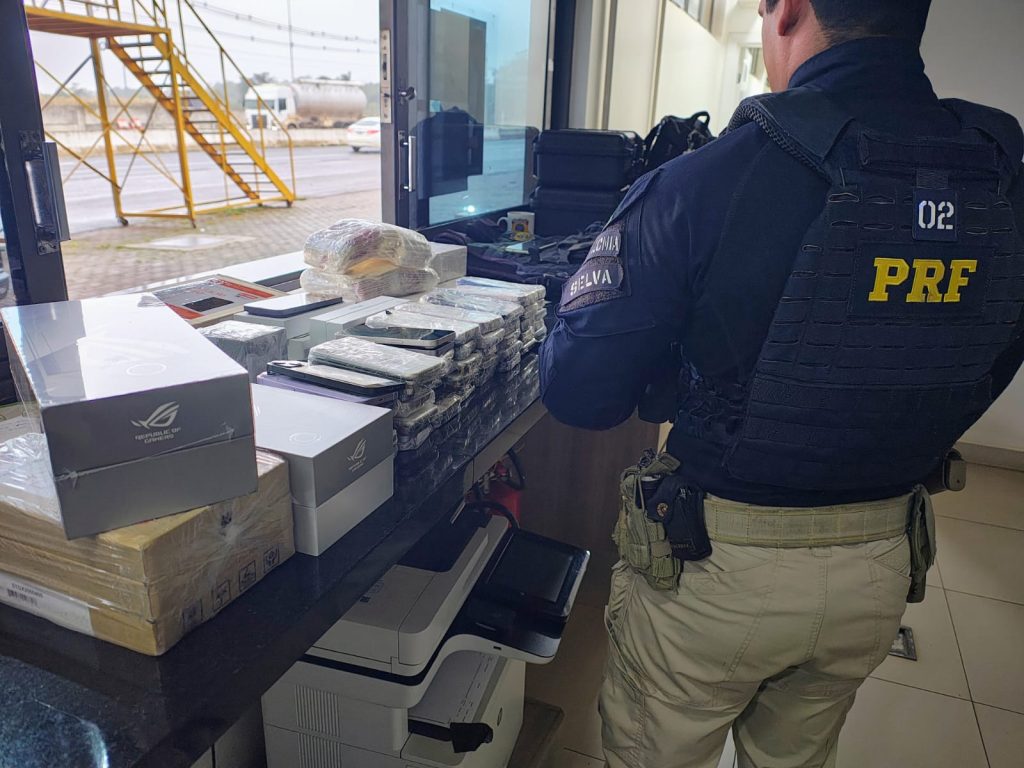 PRF apreende 85 iPhones sem nota fiscal transportados em carro de aplicativo na BR-277 em Cascavel