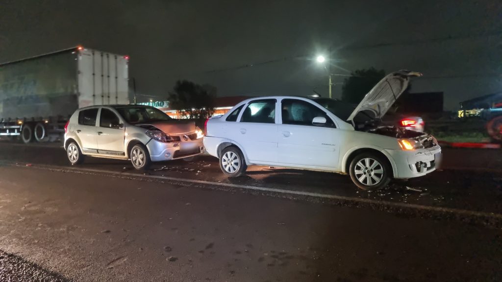 Engavetamento envolve três veículos na BR-277, em Cascavel