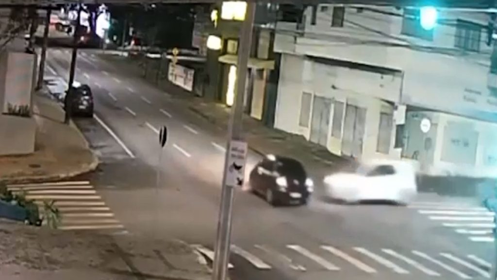 Vídeos flagram forte batida entre carros na Rua São Paulo em Cascavel