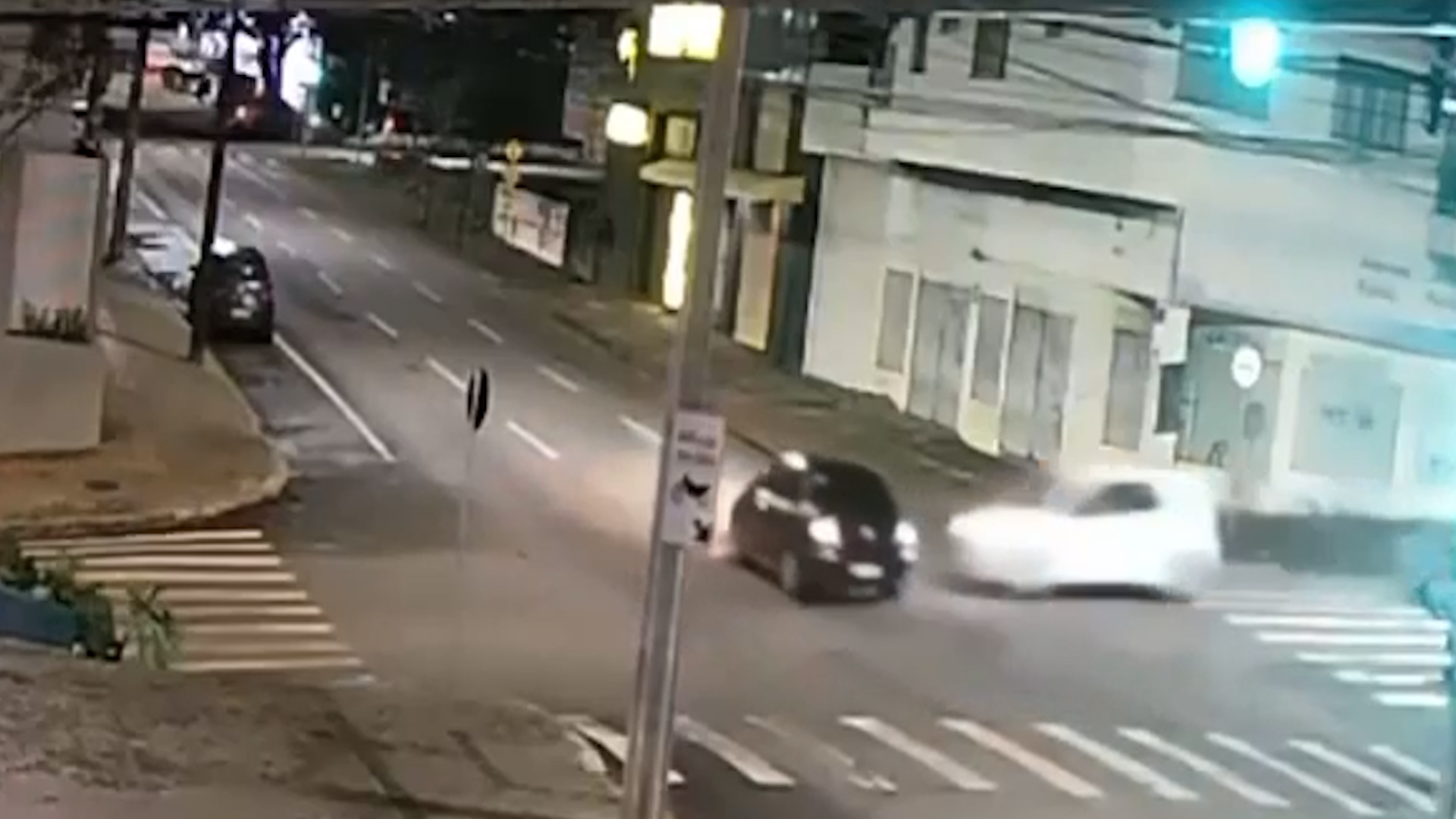 Vídeos flagram forte batida entre carros na Rua São Paulo em Cascavel