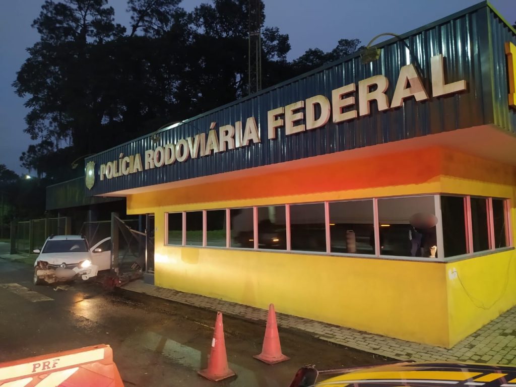 Carro colide com caminhão e invade estrutura do posto da PRF na BR-277