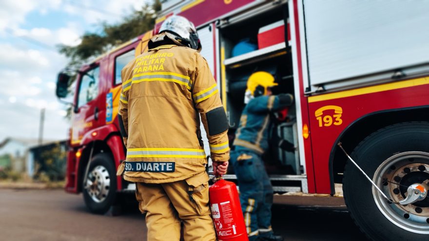 Incêndio em parte elétrica destrói forro de cozinha no Brasmadeira