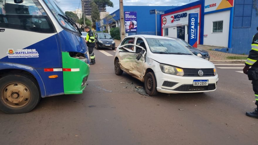 Forte colisão entre carro e ônibus é registrado na Rua Minas Gerais