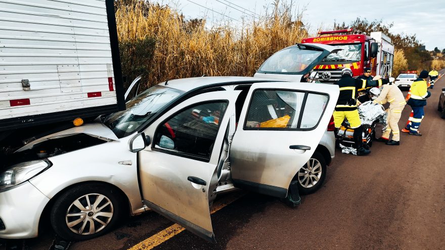 Carro e caminhão se envolvem em colisão na rodovia BR-277, em Cascavel