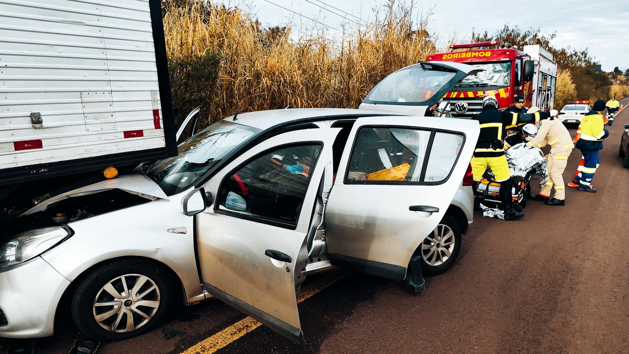 Carro e caminhão se envolvem em colisão na rodovia BR-277, em Cascavel