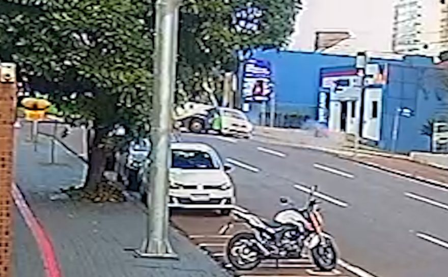 Vídeo mostra ônibus atravessando preferencial e batendo contra Gol na Rua Minas Gerais