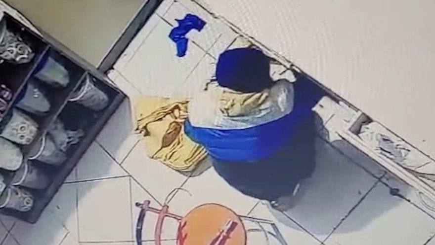 Ladrão invade loja de tecidos no Centro de Cascavel, furta celulares, dinheiro e até edredom; prejuízo chega a R$ 20 mil