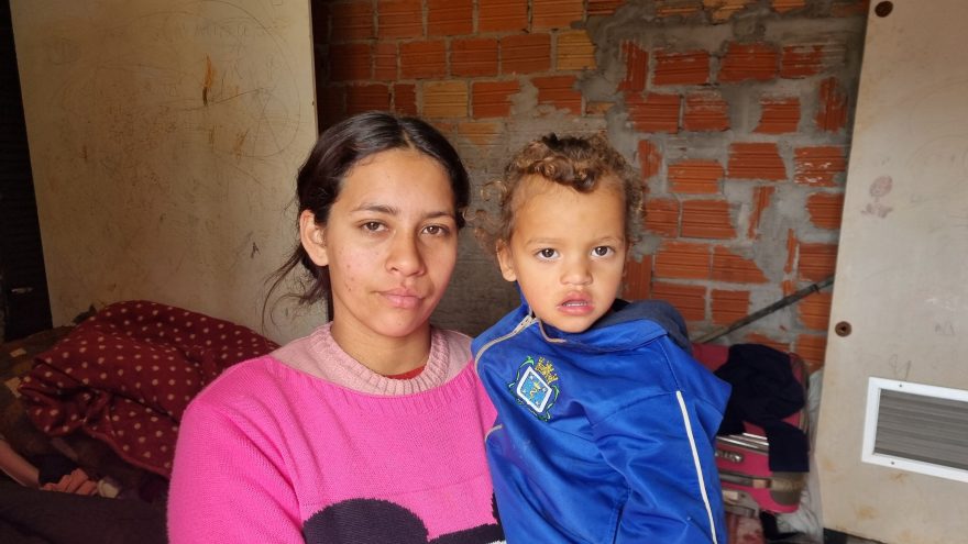 Mãe de cinco filhos enfrenta dificuldades e pede ajuda para sobreviver ao inverno em Cascavel