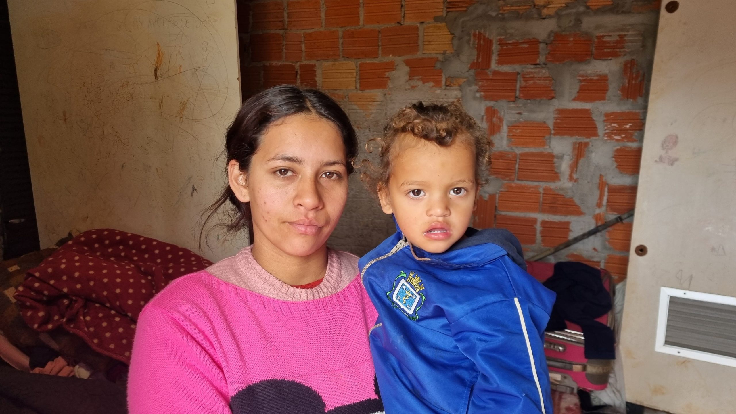 Mãe de cinco filhos enfrenta dificuldades e pede ajuda para sobreviver ao inverno em Cascavel