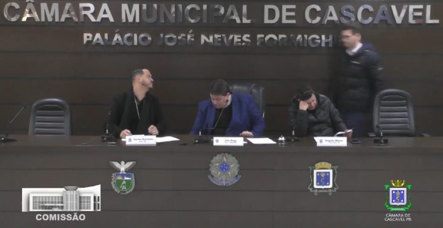 Câmara barra entregas por app em condomínio e libera Programa Municipal de Letramento Digital