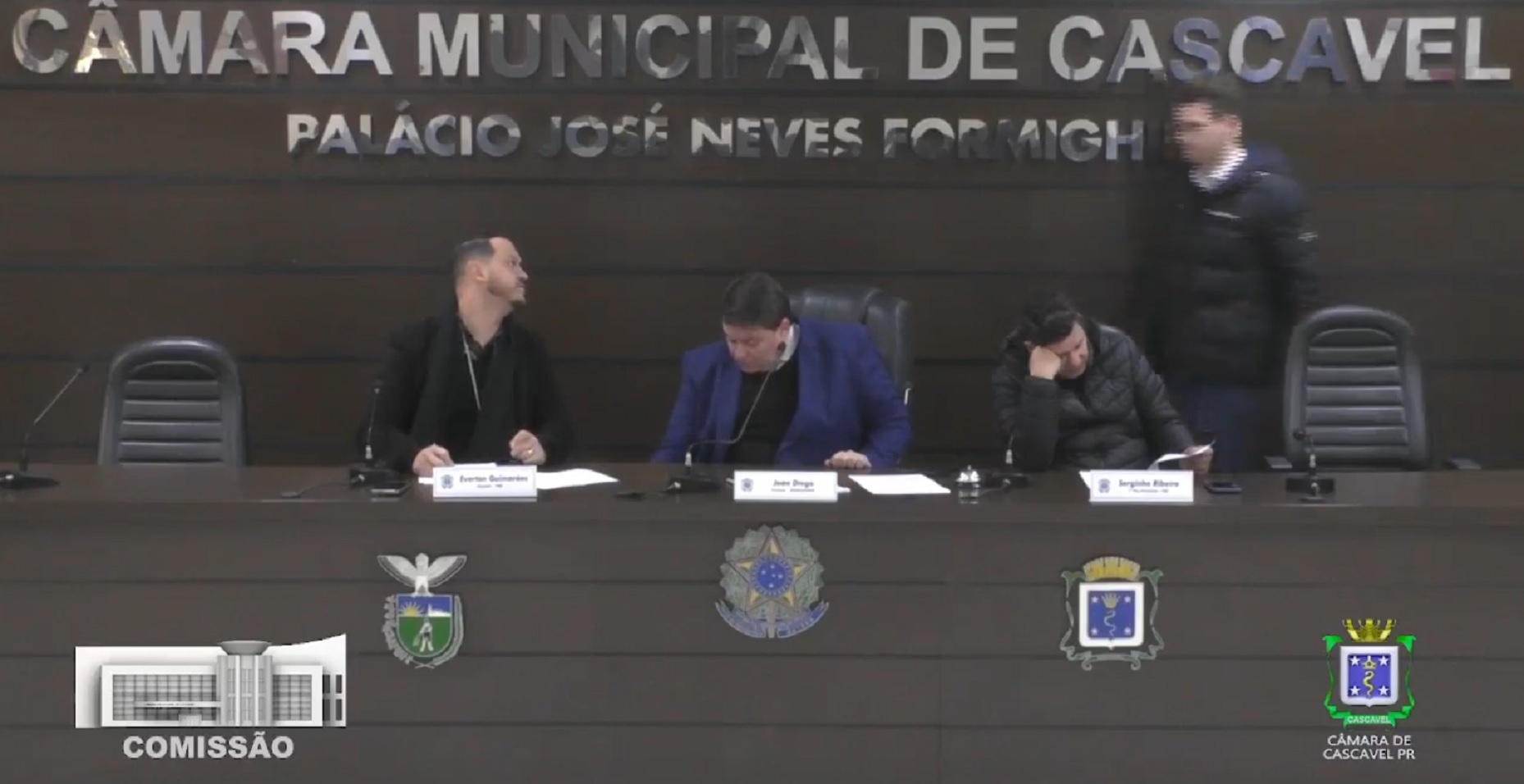 Câmara barra entregas por app em condomínio e libera Programa Municipal de Letramento Digital
