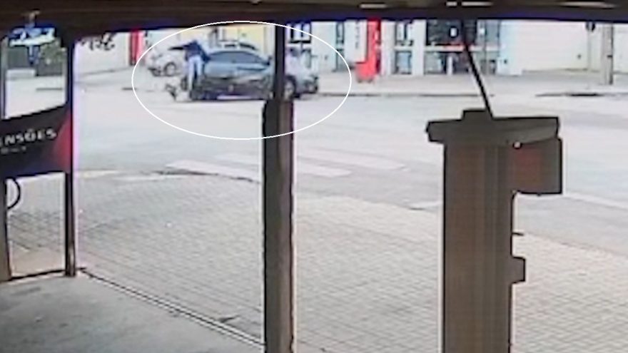 Câmera flagra colisão entre carro e moto no Jardim Clarito; motociclista ficou ferido