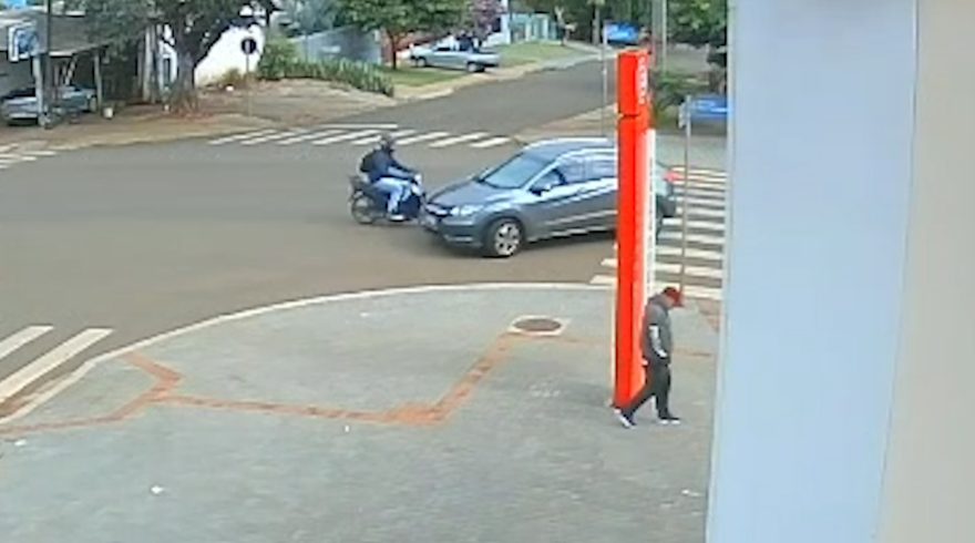 Por outro ângulo: Câmera flagra colisão entre carro e moto no Jardim Clarito