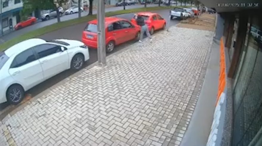 Mulher destrói Fiesta após possível desentendimento amoroso em Cascavel