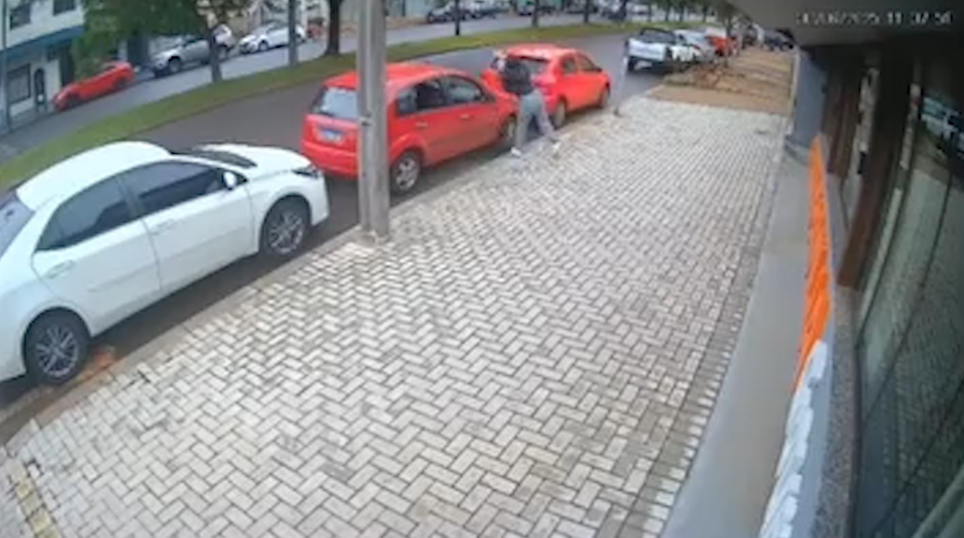 Mulher destrói Fiesta após possível desentendimento amoroso em Cascavel