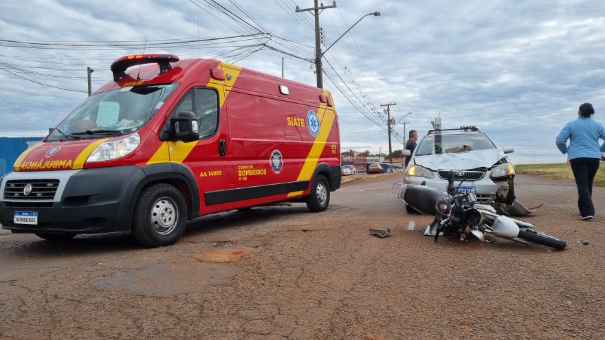 Casal fica ferido em colisão entre moto e carro na marginal da BR-277, em Cascavel