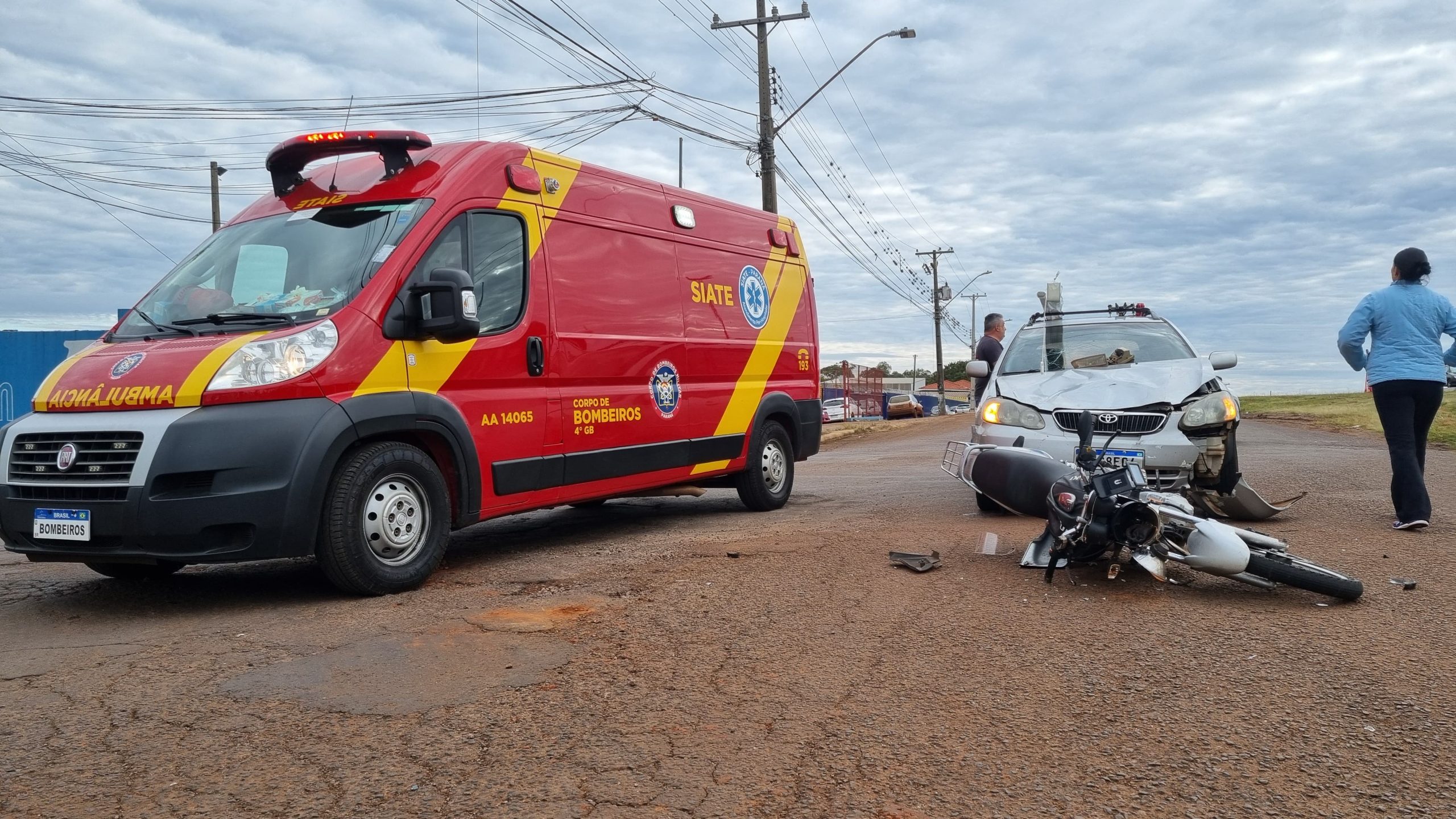 Casal fica ferido em colisão entre moto e carro na marginal da BR-277, em Cascavel