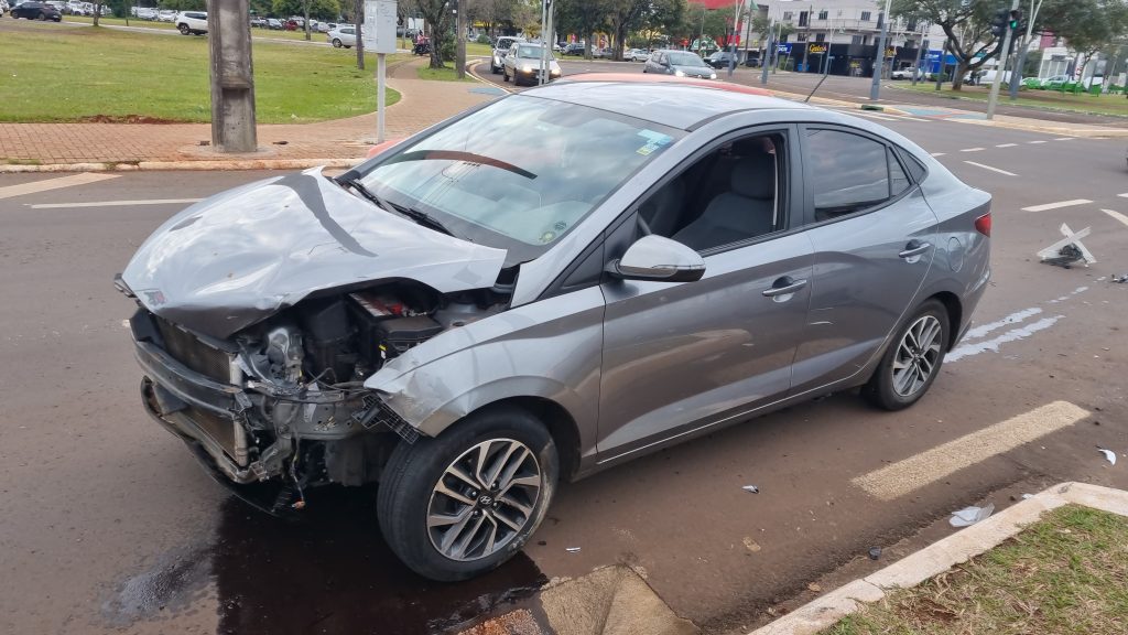 HB20 e Focus se envolvem em acidente próximo da Praça da Bíblia em Cascavel