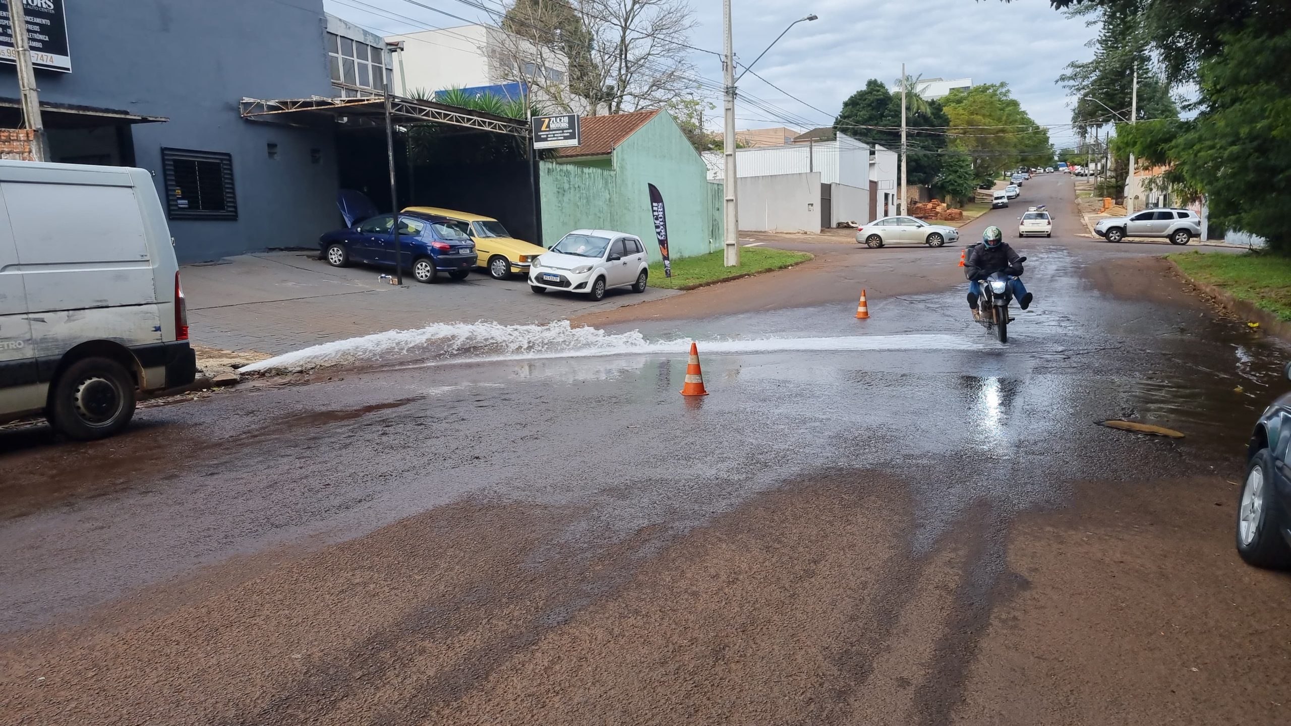 Vazamento na Rua Fortunato Bebber deixa pista escorregadia e moradores em alerta