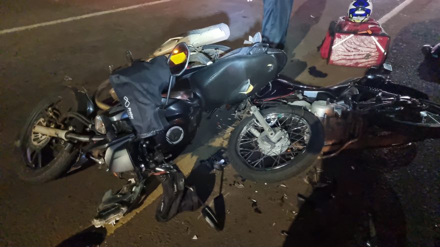 Dois entregadores se envolvem em acidente na Rua Jacarezinho; pilotos foram levados à UPA