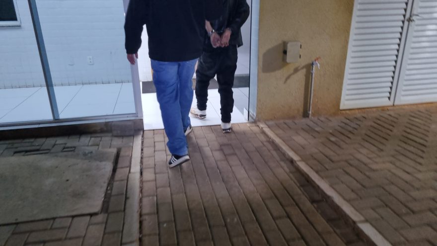 Ladrão invade casa de policial e acaba preso minutos após furto no Bairro Neva